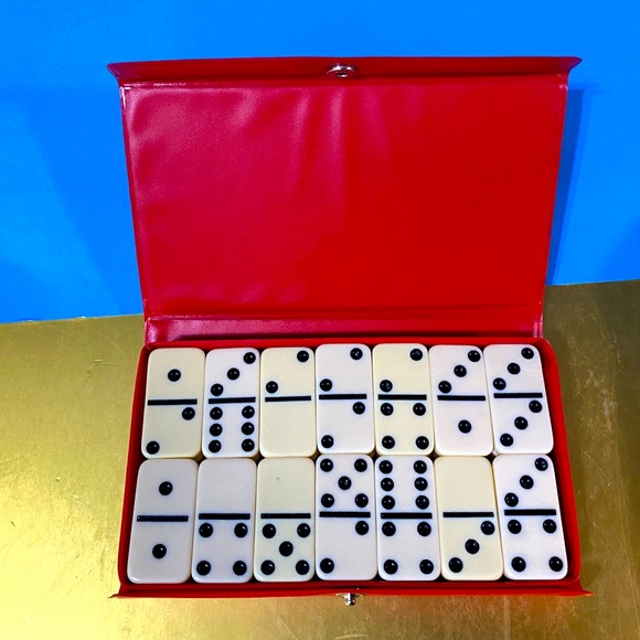 CHAD VALLEY VINTAGE DOMINOES TRAVEL PLAYING GAME 28 PIECE SET w/ RED VINYL CASE - Picture 3 of 8